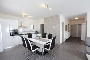 Leilighet, 3 soverom | Eget kjøkken | Kjøleskap, mikrobølgeovn, ovn og kokeplater