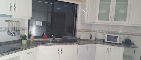 Refrigerador con congelador, microondas, horno y parrilla de estufa 