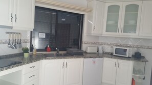 Full-sized fridge, microwave, oven, stovetop - Almancil Hostel (Loulé)
