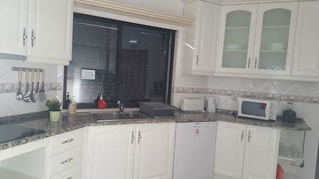Refrigerador con freezer, microondas, horno, placa de cocina