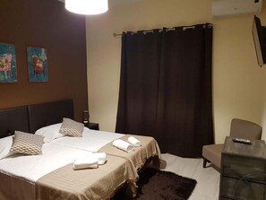 Suite | Free WiFi, bed sheets - Almancil Hostel (Loulé)