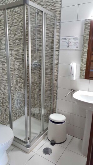 Shower, free toiletries, hair dryer, towels - Almancil Hostel (Loulé)