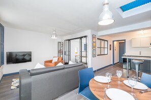 開放式客房, 1 張標準雙人床及 1 張梳化床 | 客廳 | 平面電視