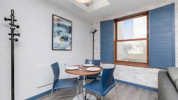 Studio, 1 Double Bed with Sofa bed | In-room dining