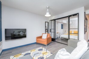 Studio, 1 dobbeltseng med sovesofa | Oppholdsområde | Flatskjerm-TV