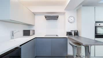 Studio, 1 Double Bed with Sofa bed | Private kitchen | Fridge, microwave, oven, stovetop