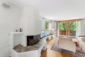 Fernseher, Kamin, Tischtennisplatte, Stereoanlage