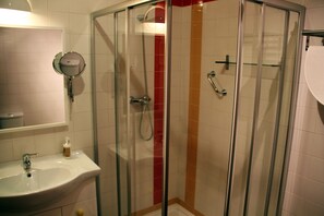Regadera, secadora de cabello, bidet, toallas 