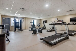 Ein Fitnessstudio mit Laufbändern, Ergometer und Krafttrainingsgeräten.