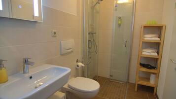 Haartrockner, Handtücher, Seife, Shampoo