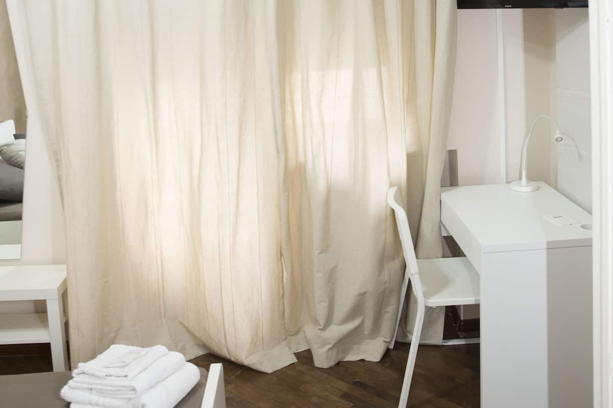 Habitación económica, 1 cama matrimonial | Ropa de cama de alta calidad, edredón y escritorio