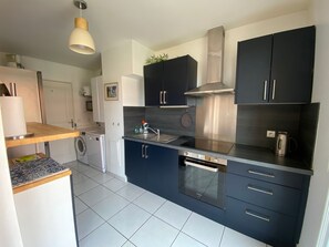 Kjøleskap, mikrobølgeovn, ovn og kokeplater