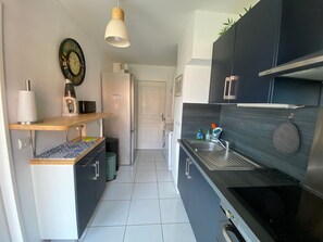 Kjøleskap, mikrobølgeovn, ovn og kokeplater