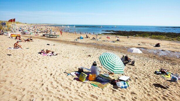 A sandy beach with people sunbathing and swimming, umbrellas, and beach chairs. - Family Home Near Marais Girard Beach, Quiet Cul-de-Sac, 9 Sleeps, 2 Terraces, WiFi (Bretignolles-sur-Mer)