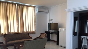 ห้องจูเนียร์สวีท, เตียงควีนไซส์ 1 เตียง, วิวเมือง | เตารีด/โต๊ะรีดผ้า, Wi-Fi ฟรี, ผ้าปูที่นอน