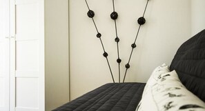 Escrivaninha, cortinas blackout, quartos à prova de som, berços grátis