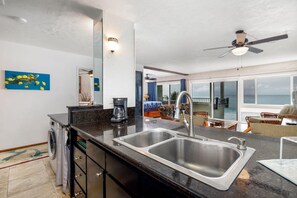 コンドミニアム キングベッド 1 台 (Banyan Tree 404D) | 専用キッチン | 冷蔵庫、電子レンジ、オーブン、コンロ