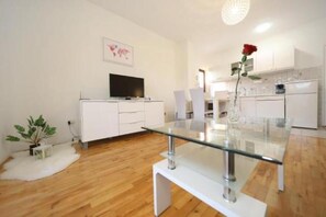 Apartment, 1 Queen-Bett und Schlafsofa, Meerblick | Wohnzimmer | Flachbildfernseher