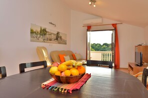 Appartamento, 3 camere da letto, balcone, vista mare | Area soggiorno | TV a schermo piatto