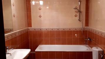 Căn hộ tiện nghi đơn giản, 1 giường cỡ queen và sofa giường, quang cảnh thung lũng | Phòng tắm | Khăn tắm