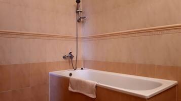 Apartament Comfort, 1 llit de matrimoni i sofà llit, vistes a la vall | Bany | Tovalloles