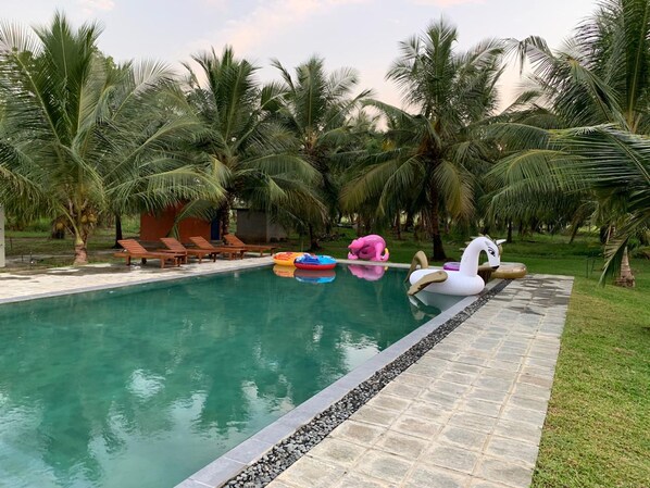 Una piscina al aire libre