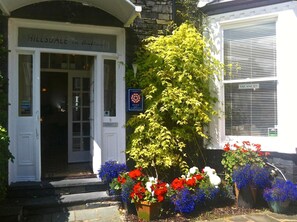 Un bâtiment avec une enseigne indiquant « HILLSDALE à Ambleside » et une autre, sur la vitrine, annonçant « POSTES À POURVOIR ».