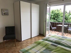 2 عدّة غرف نوم وواي فاي وملاءات أسرّة