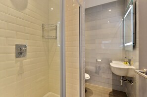 Bathroom - Large, sunny, modern flat near Piccadilly Circus (London)