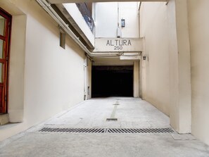 停车设施（车位有限）