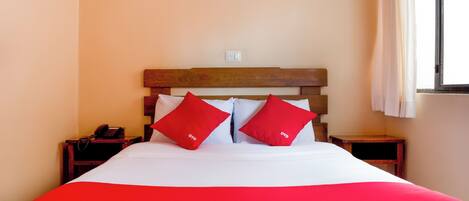 Habitación doble estándar, 1 cama matrimonial | Escritorio, insonorización, tabla de planchar con plancha y wifi gratis