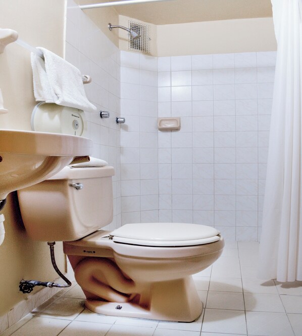 A bathroom with a toilet, sink, and shower. - OYO Hotel Museo (Xalapa)