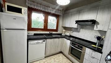 Een koelkast, een magnetron, een oven, een vaatwasser