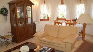 Televisie en een open haard