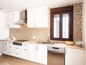 Fridge, microwave, oven, stovetop - RONDA HOME, BEAUTIFUL MODERN HOUSE + WIFI (Ronda)