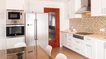 Een koelkast, een magnetron, een oven, een kookplaat