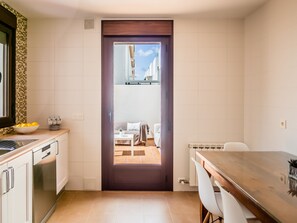 Fridge, microwave, oven, stovetop - RONDA HOME, BEAUTIFUL MODERN HOUSE + WIFI (Ronda)