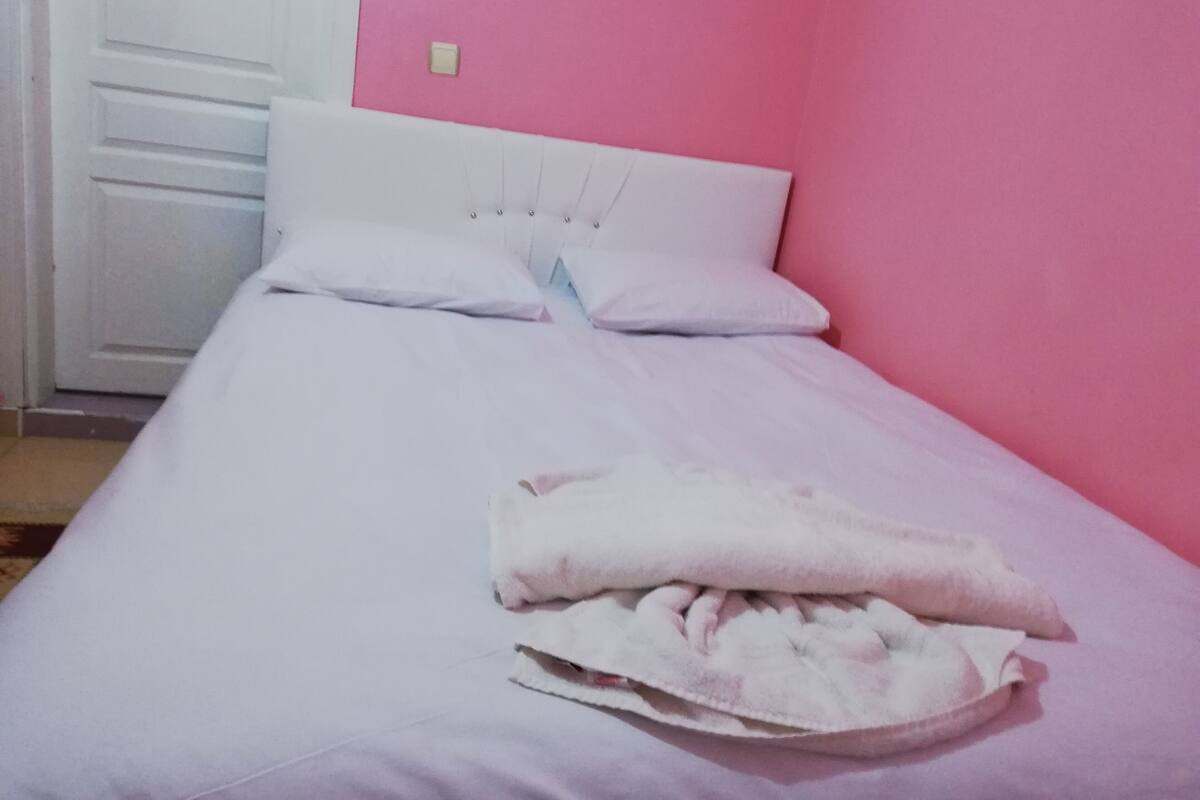 Free WiFi, bed sheets