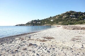 Playa en los alrededores y camastros 