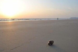 Una playa cerca, arena blanca