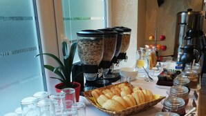 A buffet setup with various food items and condiments. - Hotel Mallnitz Appartements (Mallnitz)