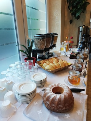 Daily buffet breakfast (EUR 8 per person) - Hotel Mallnitz Appartements (Mallnitz)