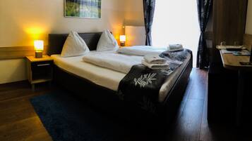 Quarto casal clássico | Camas Select Comfort, cofres nos quartos, cortinas blackout