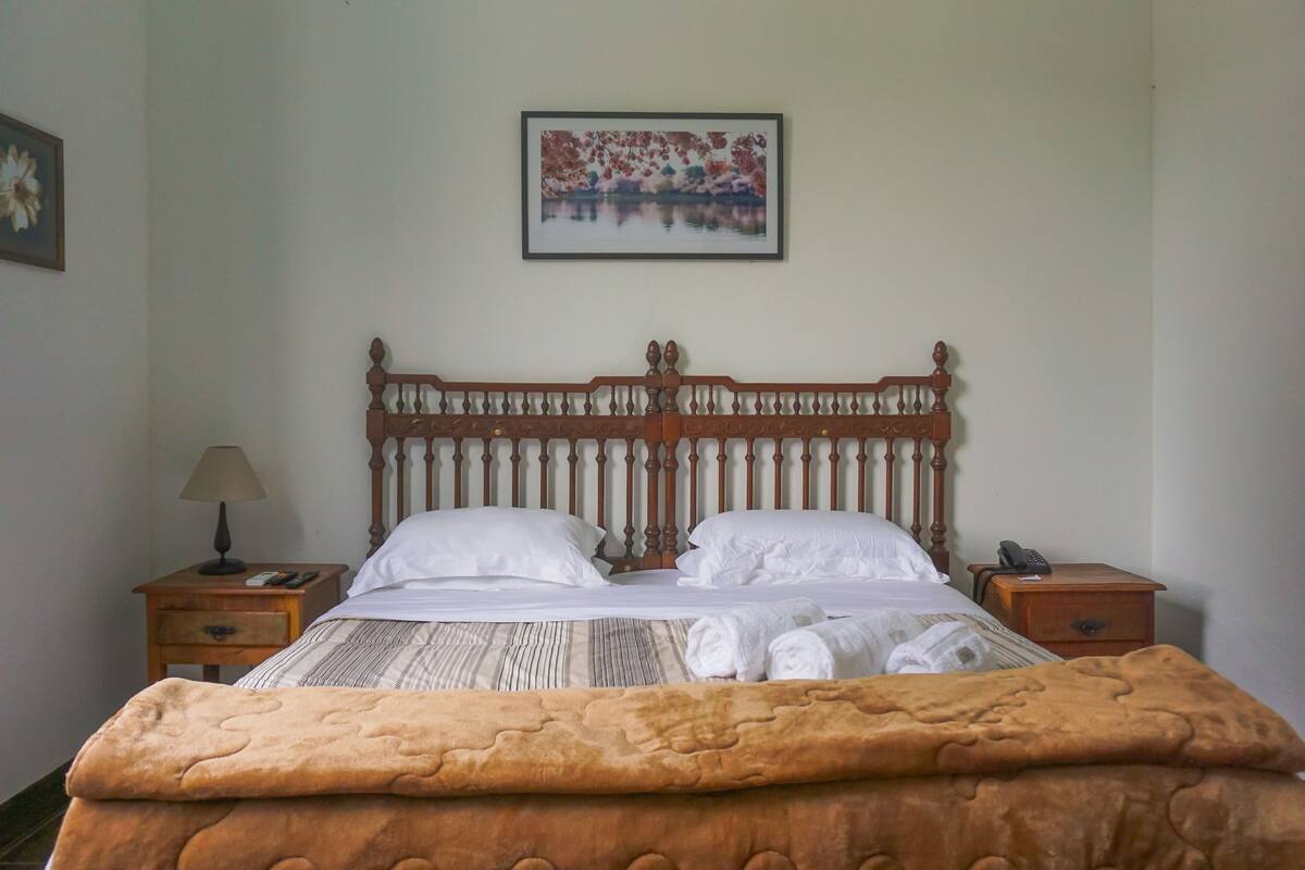 豪華雙床房, 1 張標準雙人床, 湖景 | 高級寢具、羽絨被、Select Comfort 床墊、迷你吧