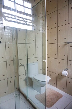 Standaard driepersoonskamer, Meerdere bedden, uitzicht op meer | Badkamer | Een douche, een regendouche, gratis toiletartikelen, handdoeken
