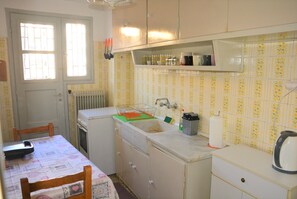 Fridge, oven, stovetop, electric kettle