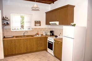 Kühlschrank, Ofen, Herdplatte, Wasserkocher mit Kaffee-/Teezubehör