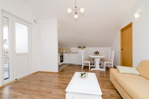 Deluxe Apartment, 1 King Bed, Sea View | In-room dining