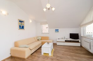 Deluxe Apartment, 1 King Bed, Sea View | Living area