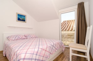 Deluxe Apartment, 1 King Bed, Sea View